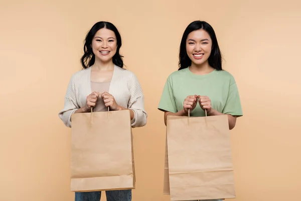Happy Asian Mother Daughter Paper Bags Isolated Beige — Stock Photo, Image