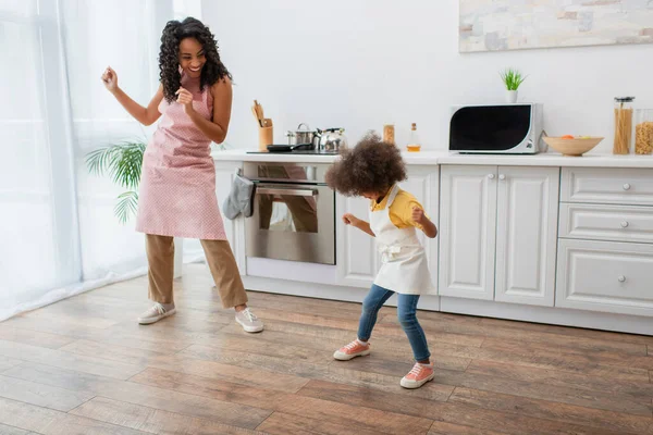 Feliz Mulher Criança Afro Americana Aventais Dançando Cozinha — Fotografia de Stock