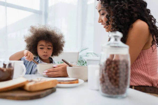 African American Mother Holding Bowl Daughter Blurred Breakfast Home — Stock Photo, Image