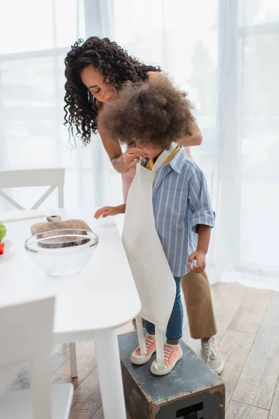 African American Woman Wearing Apron Daughter Bowl Chopping Board Kitchen — Stock Photo, Image