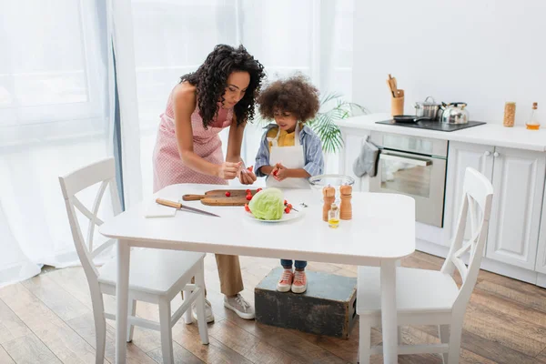 Família Afro Americana Segurando Tomates Cereja Perto Tábua Corte Cozinha — Fotografia de Stock