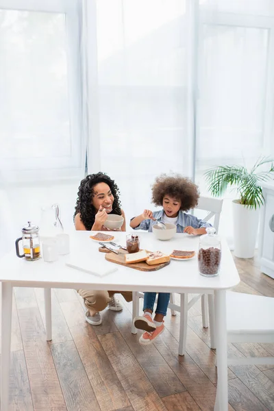 Famille Afro Américaine Souriante Petit Déjeuner Près Lait Thé Dans — Photo