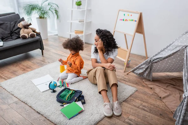 Africano Americano Niño Madre Sentado Cerca Papelería Globo Tienda Campaña — Foto de Stock