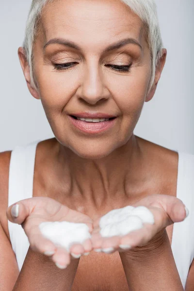 Mujer Mayor Feliz Mirando Espuma Limpiadora Las Manos Aisladas Gris — Foto de Stock