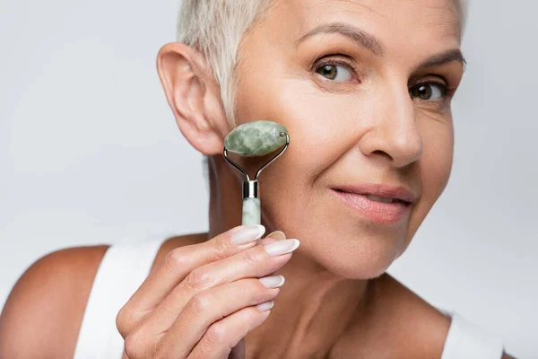 Mujer Sonriente Con Cara Masaje Pelo Gris Con Rodillo Jade — Foto de Stock