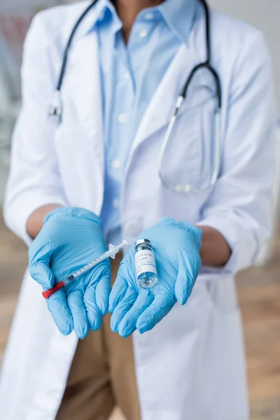 Beskärd Läkare Som Håller Flaskan Med Vaccin Och Spruta Händerna — Stockfoto