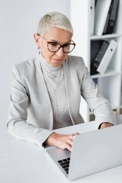 Femme Affaires Avec Les Cheveux Gris Dans Les Lunettes Utilisant — Photo