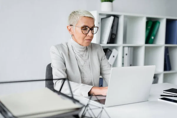 Seniorin Mit Brille Arbeitet Büro Laptop — Stockfoto