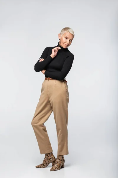 Full Length Pleased Stylish Senior Woman Beige Pants Turtleneck Posing — Stock Photo, Image