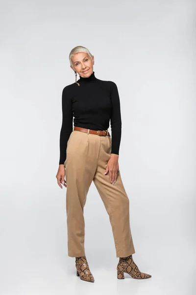Longitud Completa Sonriente Senior Mujer Pantalones Beige Cuello Alto Negro —  Fotos de Stock