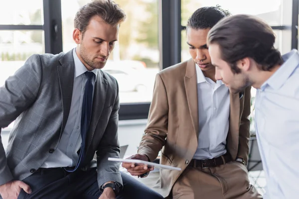 Hombres Negocios Multiétnicos Mirando Tableta Digital Durante Discusión Oficina — Foto de Stock
