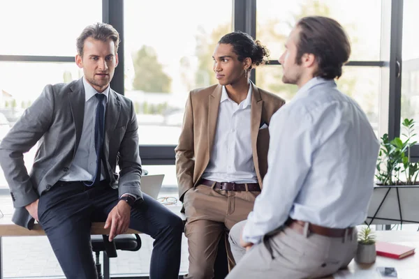 Multicultural Businessmen Formal Wear Talking While Sitting Desks Office — Stock Photo, Image