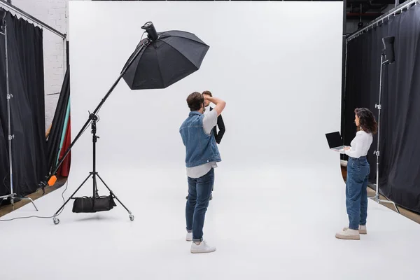 Art Director Holding Laptop Blank Screen Photographer Model Working Photo — Stock Photo, Image