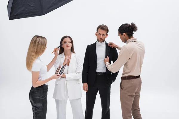 Maquiador Estilista Afro Americano Preparando Modelos Para Sessão Fotos Branco — Fotografia de Stock