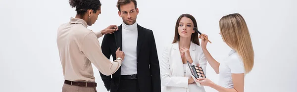 Jong Interraciale Stylist Make Kunstenaar Voorbereiding Van Professionele Modellen Fotosessie — Stockfoto