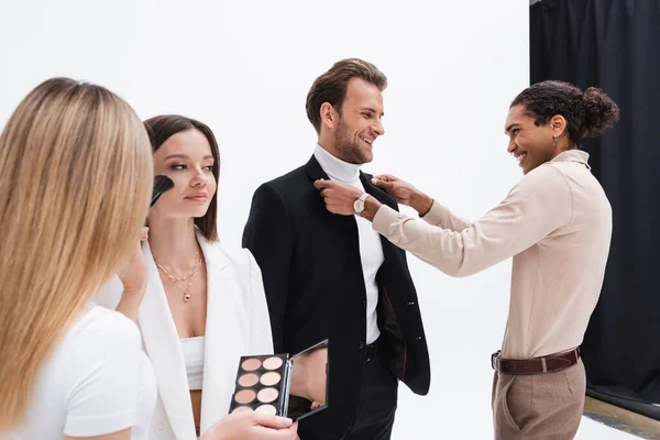 Cheerful African American Stylist Makeup Artist Preparing Young Stylish Models — Stockfoto