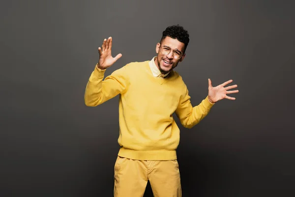 Hombre Afroamericano Feliz Traje Amarillo Gafas Gestos Gris Oscuro — Foto de Stock