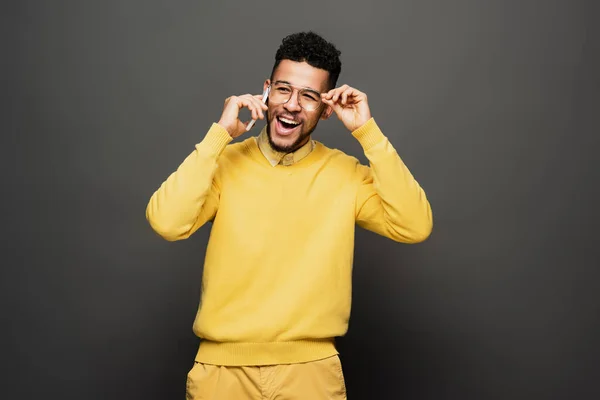 Hombre Afroamericano Feliz Ajustando Gafas Hablando Teléfono Inteligente Gris Oscuro — Foto de Stock