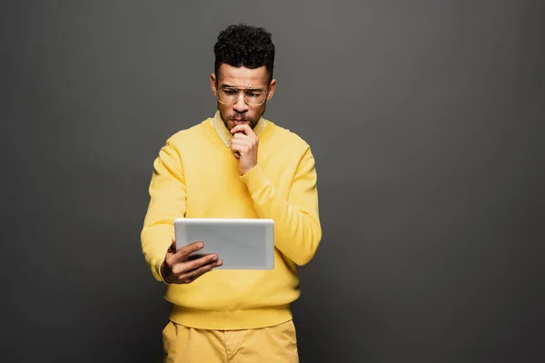 Pensive African American Man Glasses Using Digital Tablet Dark Grey — Stock Photo, Image