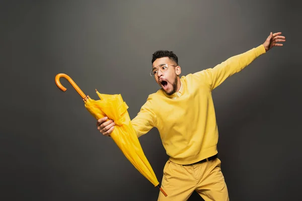 Shocked African American Man Glasses Yellow Outfit Holding Umbrella Dark — Stock Photo, Image