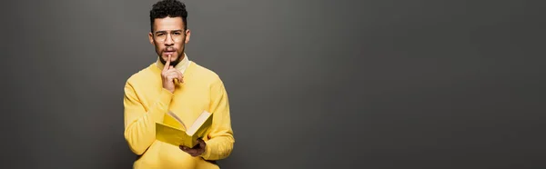 Pensativo Homem Afro Americano Óculos Roupa Amarela Segurando Livro Cinza — Fotografia de Stock