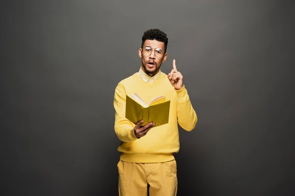 Terkejut Afrika Amerika Pria Dalam Kacamata Dan Kuning Pakaian Memegang — Stok Foto