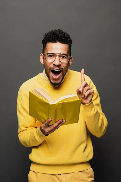 Shocked African American Man Glasses Holding Book While Showing Idea — Stock Photo, Image