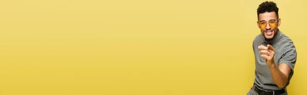 Щасливий Афроамериканський Чоловік Сонцезахисних Окулярах Сірій Тенісній Сорочці Вказуючи Камеру — стокове фото