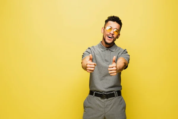 Joyful African American Man Sunglasses Grey Tennis Shirt Showing Thumbs — Stock Photo, Image