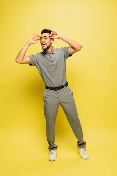 Full Length Cheerful African American Man Grey Tennis Shirt Adjusting — Stock Photo, Image