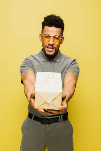 Blurred African American Man Sunglasses Grey Tennis Shirt Holding Wrapped — Stock Photo, Image