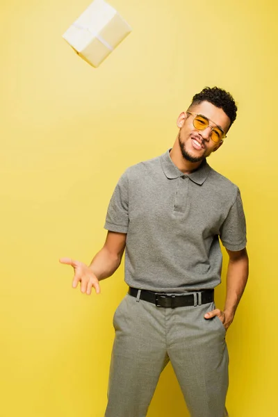 Veselý Africký Američan Muž Slunečních Brýlích Šedé Tenisové Košili Házení — Stock fotografie