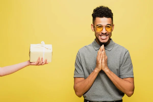 Cheerful African American Man Sunglasses Woman Holding Wrapped Present Isolated — Stock Photo, Image