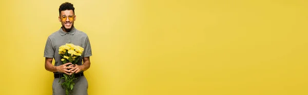 Счастливый Африканский Американец Солнечных Очках Серой Теннисной Рубашке Держа Букет — стоковое фото