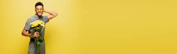 Счастливый Африканский Американец Солнечных Очках Держа Букет Цветов Желтом Баннер — стоковое фото