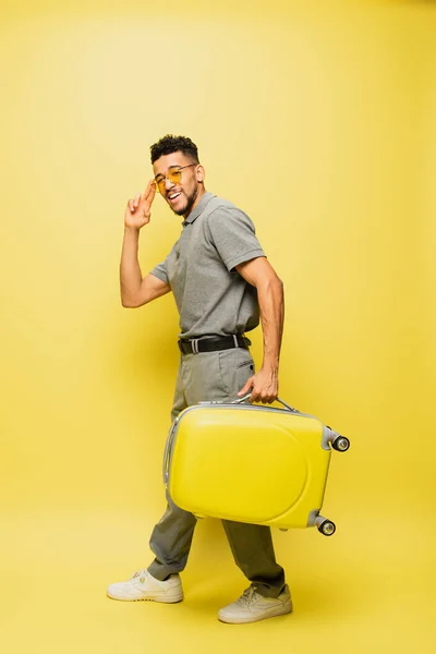 Full Length Happy African American Man Sunglasses Grey Tennis Shirt — Stock Photo, Image