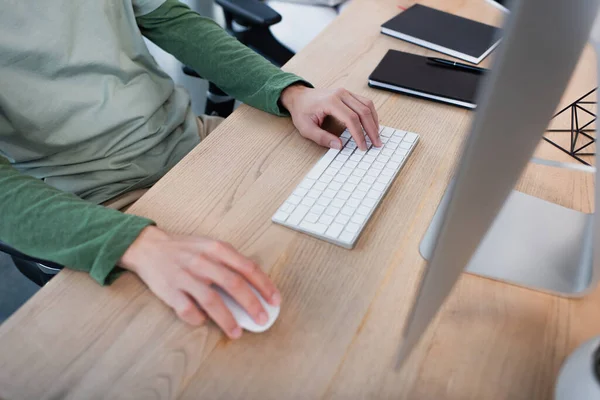 オフィスのコンピューターマウスとキーボードを使ったマネージャーの切り取りビュー — ストック写真