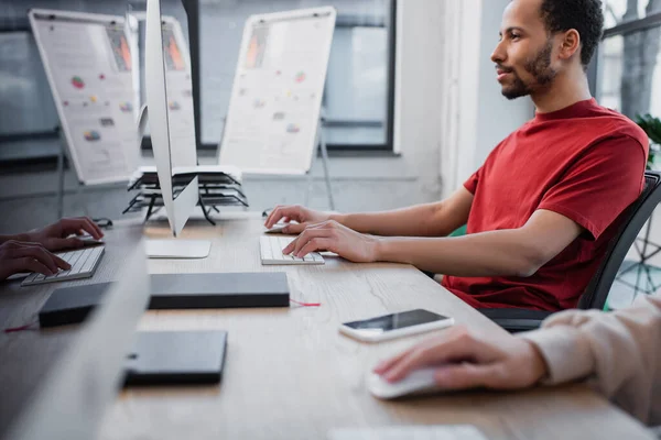 Africano Americano Gerente Escribiendo Teclado Cerca Colega — Foto de Stock