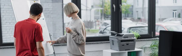 Collègues Interracial Regardant Tableau Feuilles Mobiles Dans Bureau Moderne Bannière — Photo