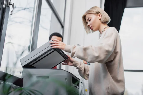 Rubia Mujer Usando Impresora Cerca Africano Americano Manager — Foto de Stock