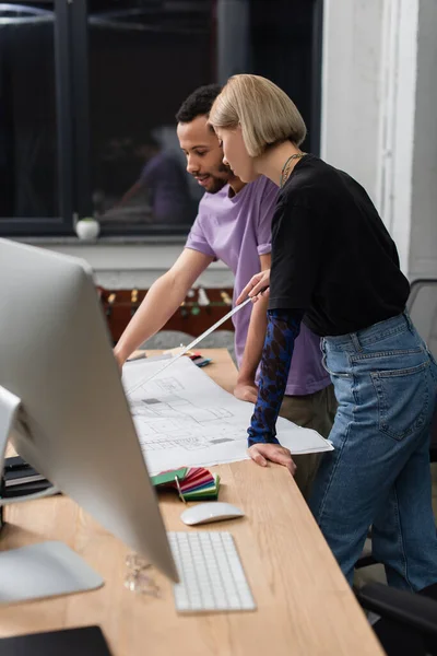 Diseñadores Interiores Multiétnicos Que Trabajan Con Planos —  Fotos de Stock