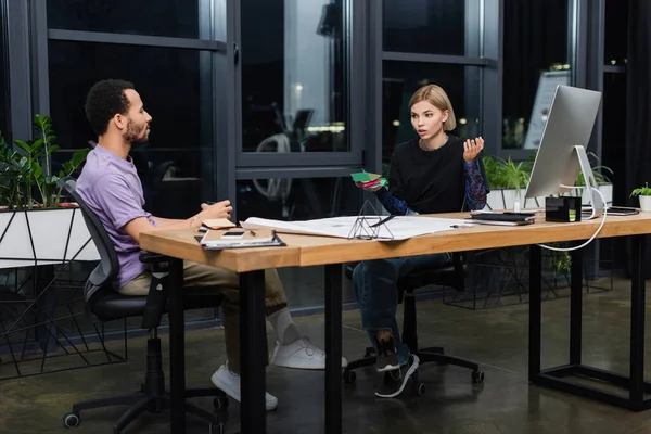 Jovens Designers Interiores Multiétnicos Discutindo Trabalho Escritório — Fotografia de Stock