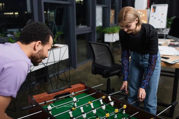 Borrosa Africana Americana Manager Jugando Futbolín Con Feliz Rubia Colega — Foto de Stock