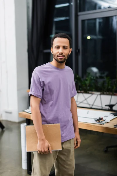 Joven Afroamericano Manager Holding Notebook Moderno Oficina — Foto de Stock