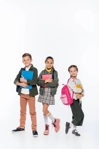 Volledige Lengte Van Positieve Schooljongen Schoolmeisjes Staan Met Rugzakken Notitieboekjes — Stockfoto