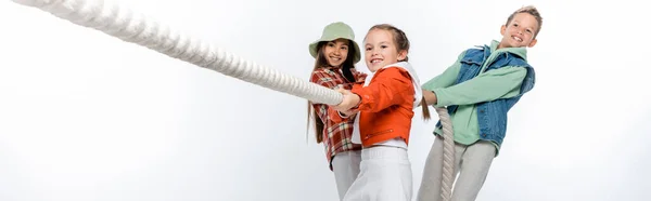 Preteen Crianças Puxando Corda Enquanto Joga Rebocador Jogo Guerra Branco — Fotografia de Stock