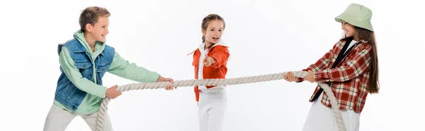 白旗で隔離された戦争ゲームの綱引きをしながらロープを引く友達を見る前の子供 — ストック写真