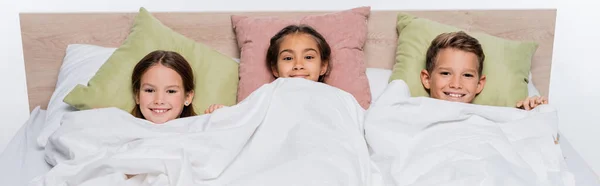 Hoge Hoek Uitzicht Van Gelukkige Kinderen Liggen Bed Onder Deken — Stockfoto