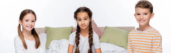 Bambini Felici Guardando Fotocamera Sorridendo Isolati Sul Bianco Striscione — Foto Stock