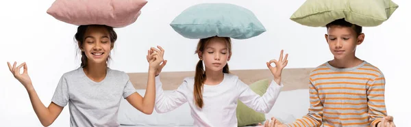 Счастливые Дети Подушками Головах Медитируют Изолированные Белом Баннер — стоковое фото